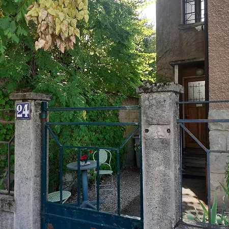 à 150 M Des Thermes Et Du Centre *