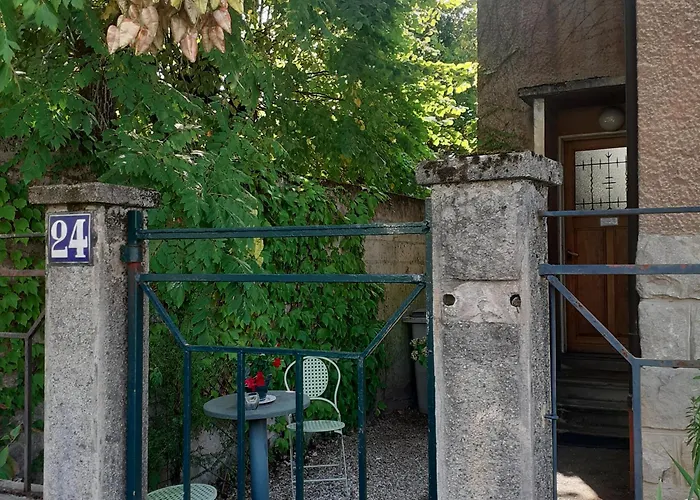 à 150 M Des Thermes Et Du Centre *